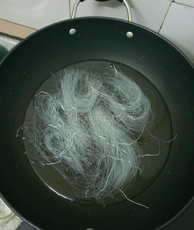 粉丝剪成20厘米长清水泡软