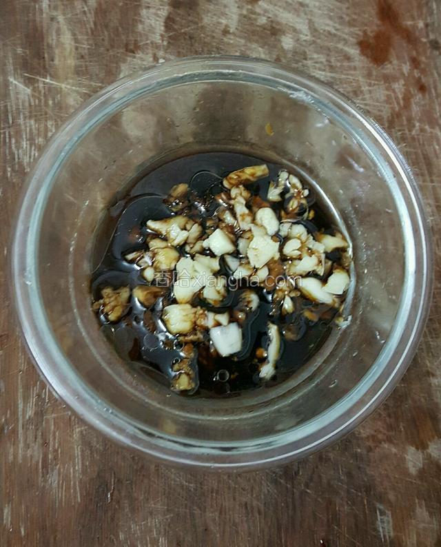 准备一个碗，将蒜瓣拍碎放碗里加一匙酱油，少许油浸泡出蒜味