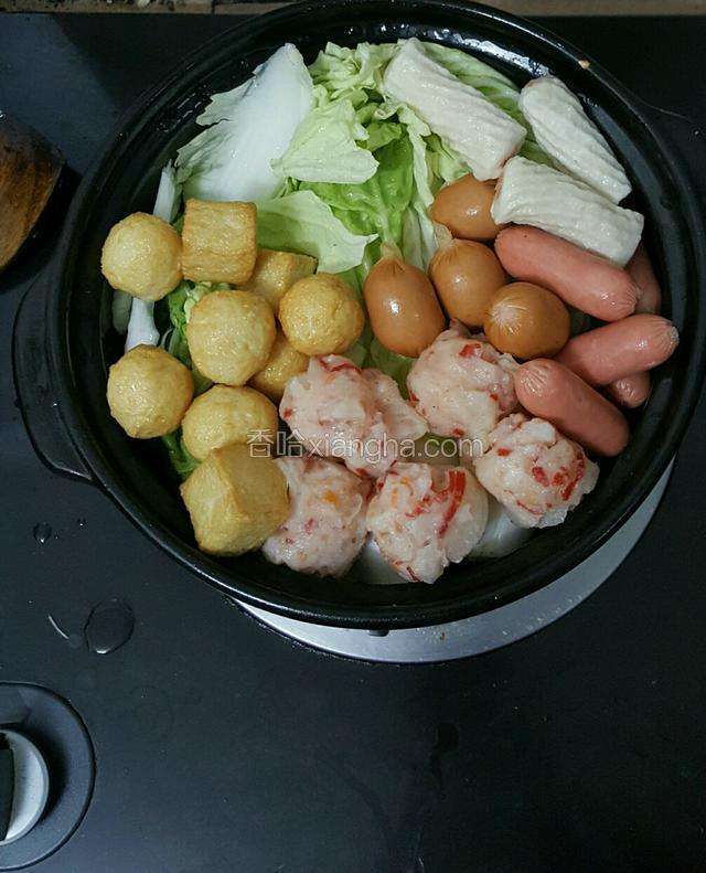白菜垫底才铺上火锅料加2碗清水或高汤盖盖煲开3分钟，调味；一匙盐，一匙蚝油，少许鸡粉