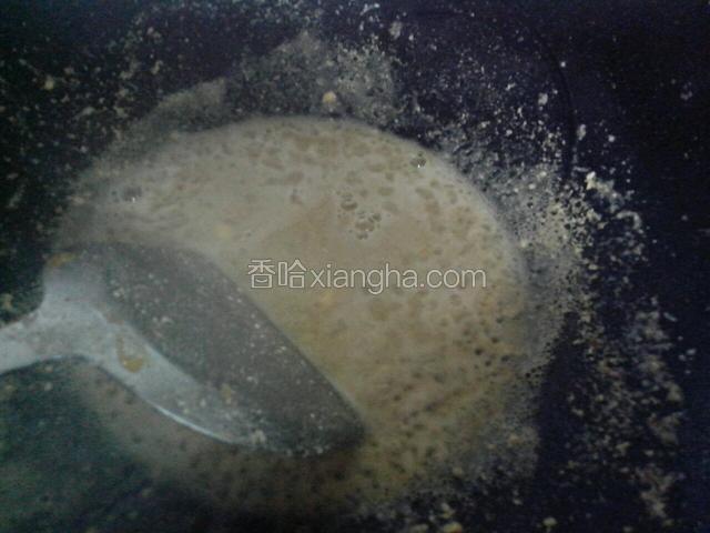 炒得起泡了，加入少量水