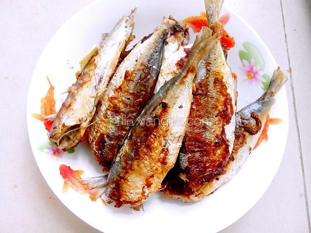 差不多七八分钟后，鱼的两面已经金黄，酥透！这个时候鱼已经熟啦，但是鱼刺还比较硬！盛出，待用