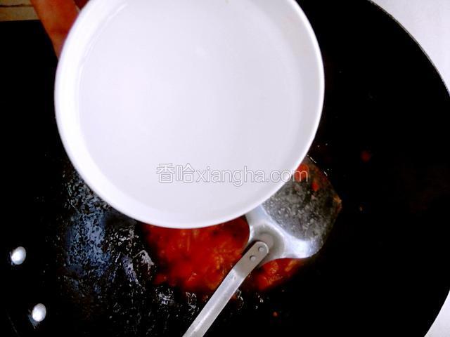 西红柿丁炒出水后，放入一小碗开水！