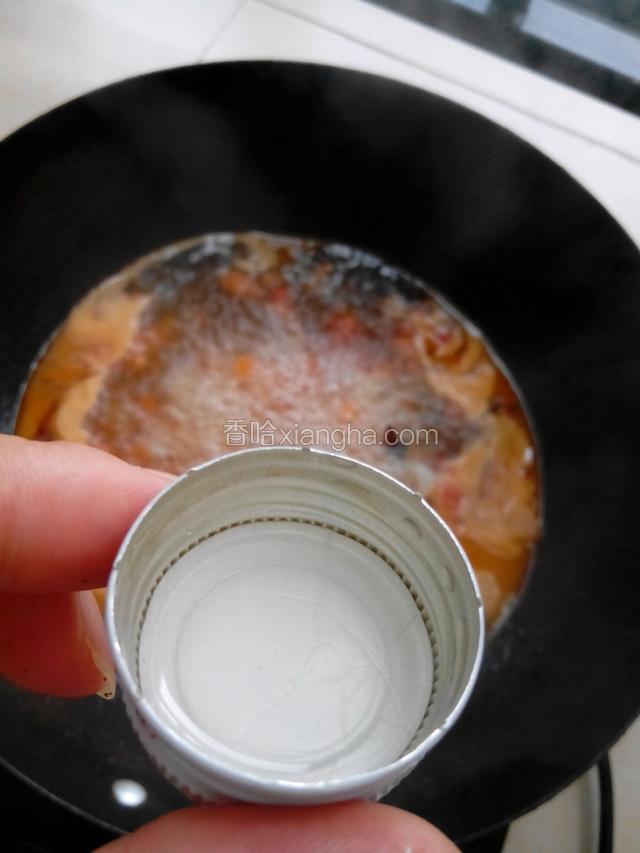 洒入一瓶盖白酒去腥