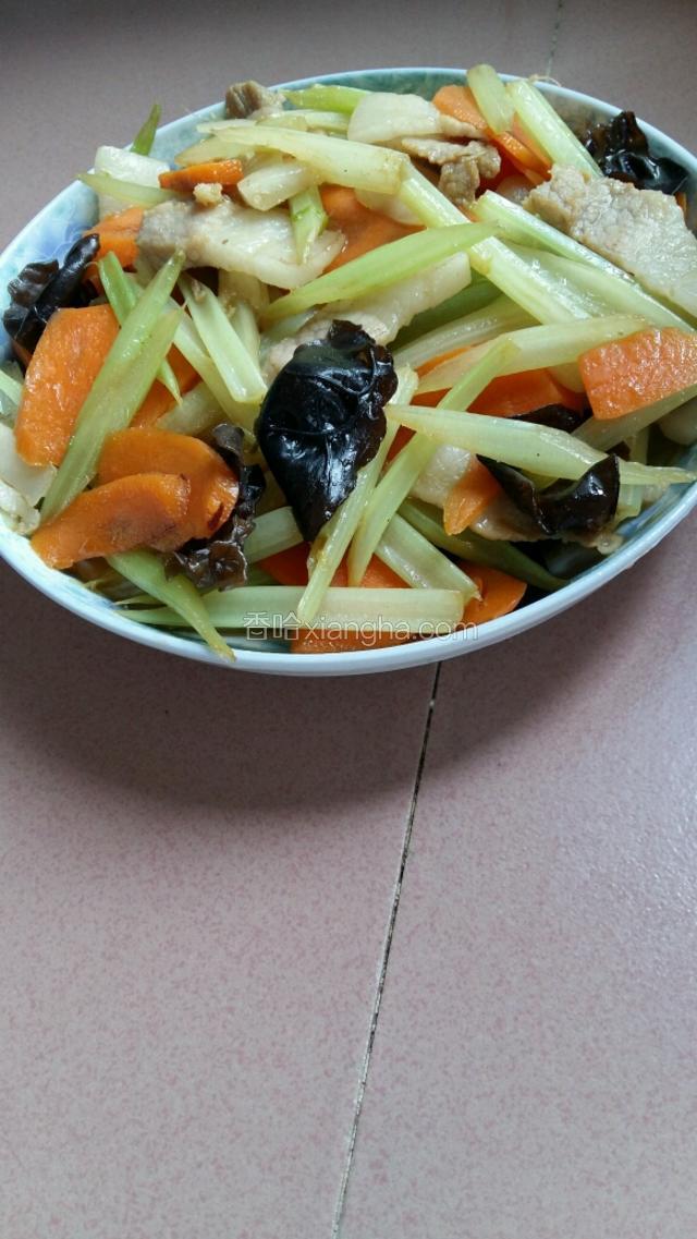 芹菜黑木耳胡萝卜炒肉