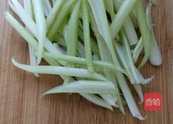 芹菜黑木耳胡萝卜炒肉的做法图解1