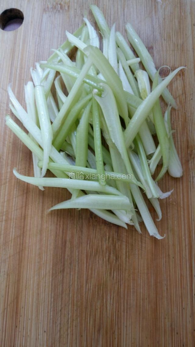 芹菜洗净，切成棱角