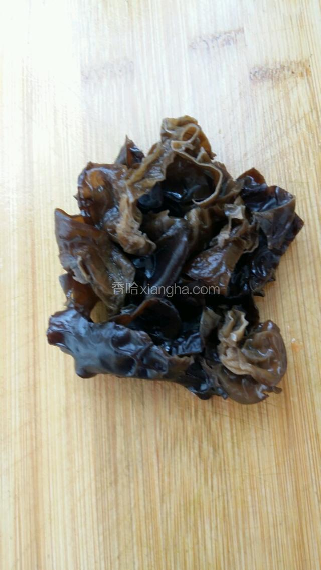 黑木耳用凉水泡发，去芥蒂。对半撕成小朵。或者也可以用菜刀切成小片哈！