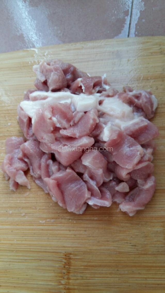 肉洗净，切薄片