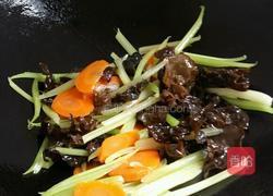 芹菜黑木耳胡萝卜炒肉的做法图解6