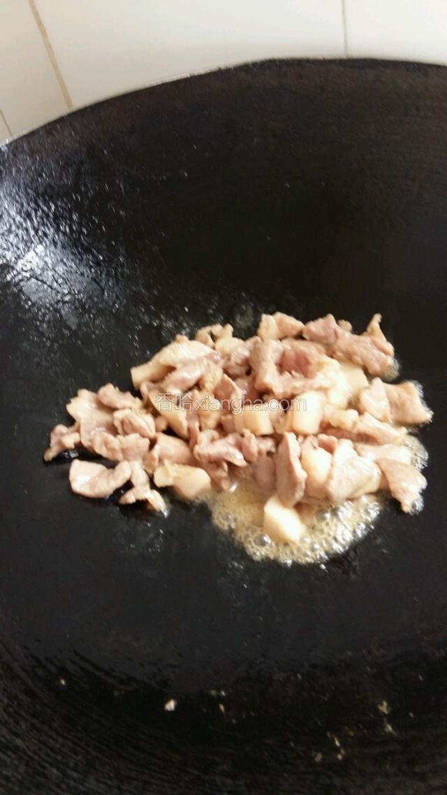 接着锅烧热，油热，倒入腌制过的肉炒，炒至肉变色，滴几滴酱油。再倒入炒好的黑木耳芹菜胡萝卜翻炒几下。装盘可以吃啦。