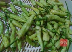 酱油泡白辣子的做法图解1