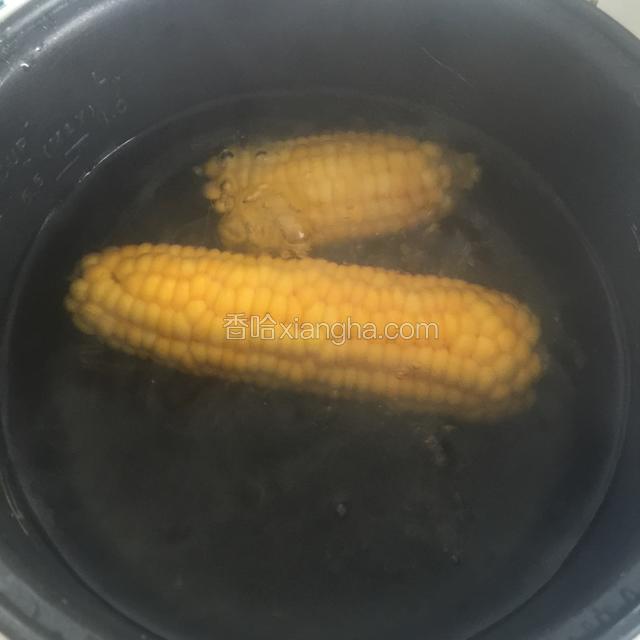 先把玉米放进电饭煲里煮25分钟