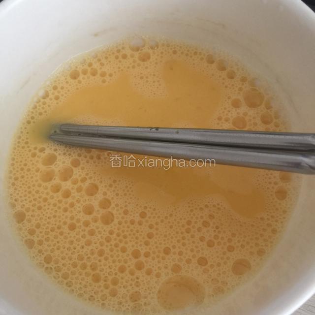 将两个鸡蛋打在碗里，搅拌均匀