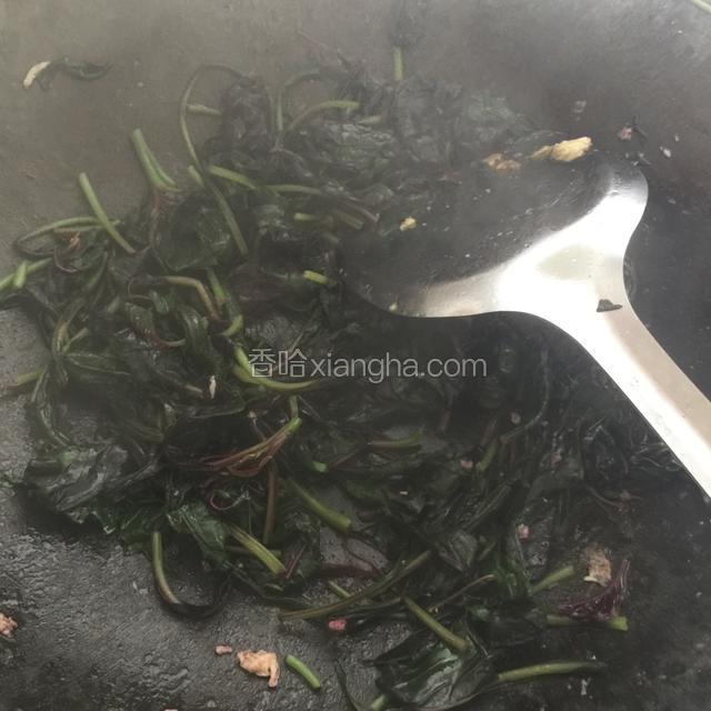 将苋菜放入锅内炒一会