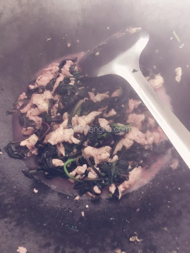 将炒好的鸡蛋倒入加一点水，苋菜有点干，所以要放水焖一会