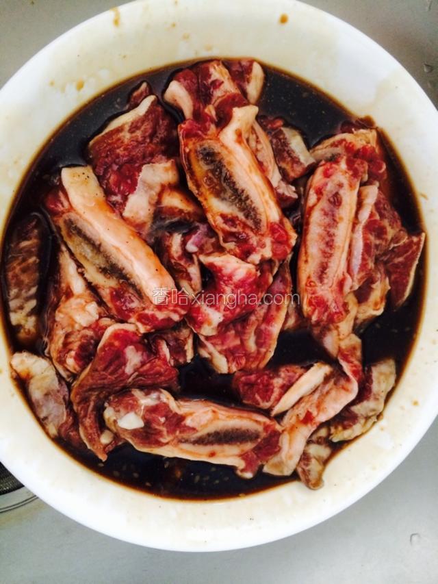 把牛仔骨洗干净后放入酱料去腌 （ 一般是腌过夜或者几个小时，我今天没有什么时间就腌半个小时而已）不是很入味不过后面自己加了些盐就ok了