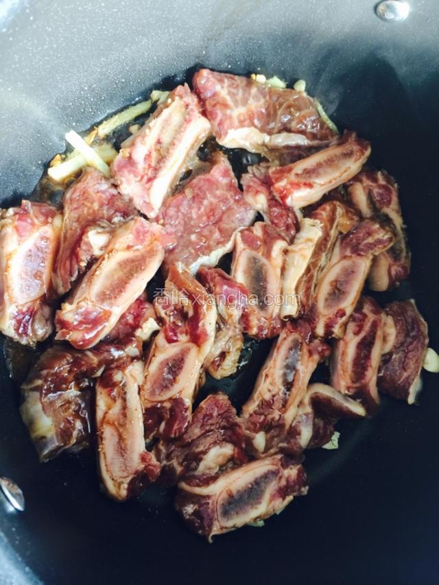 把牛骨放入煎香， 这个很薄 所以很快就可以翻了