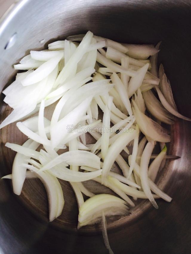把洋葱切片 然后爆香（不用加油了哦， 因为放在盘底，牛骨的油会留下来）这样比较不会太油腻