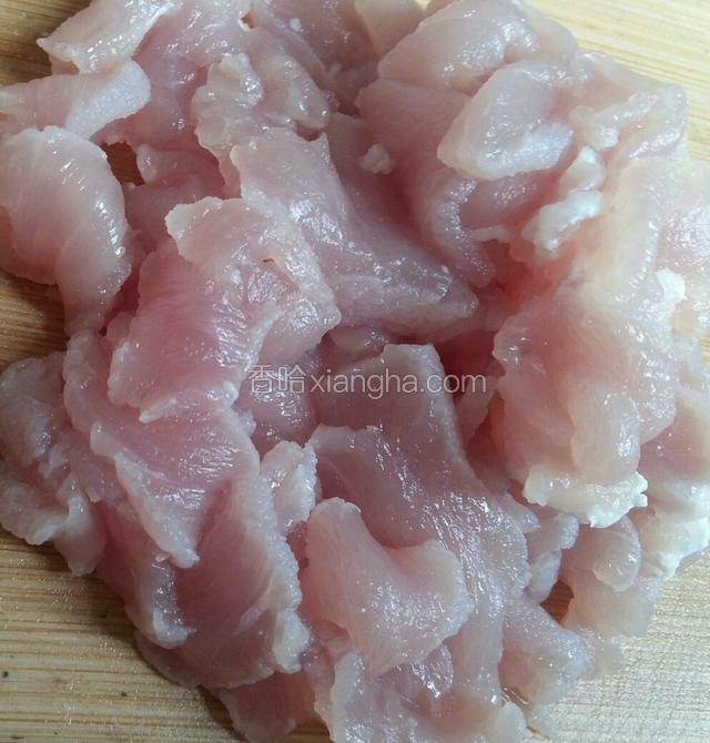 瘦肉洗净，切薄片