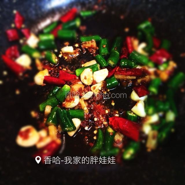 然后放切成小块的辣椒和姜蒜炒香