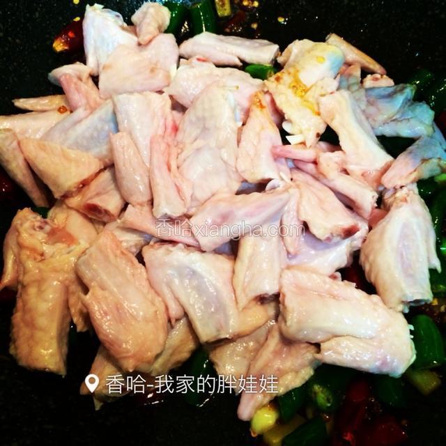 再放切好的鸡翅尖，爆炒到水分完全炒干
