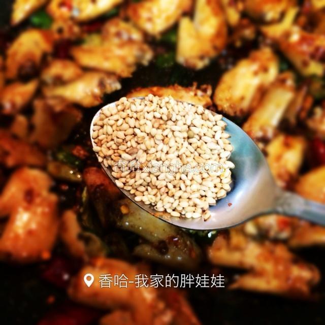 最后放鸡精和芝麻，翻炒一分钟左右起锅