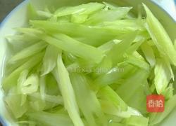 芹菜肉片炒圆菇的做法图解1