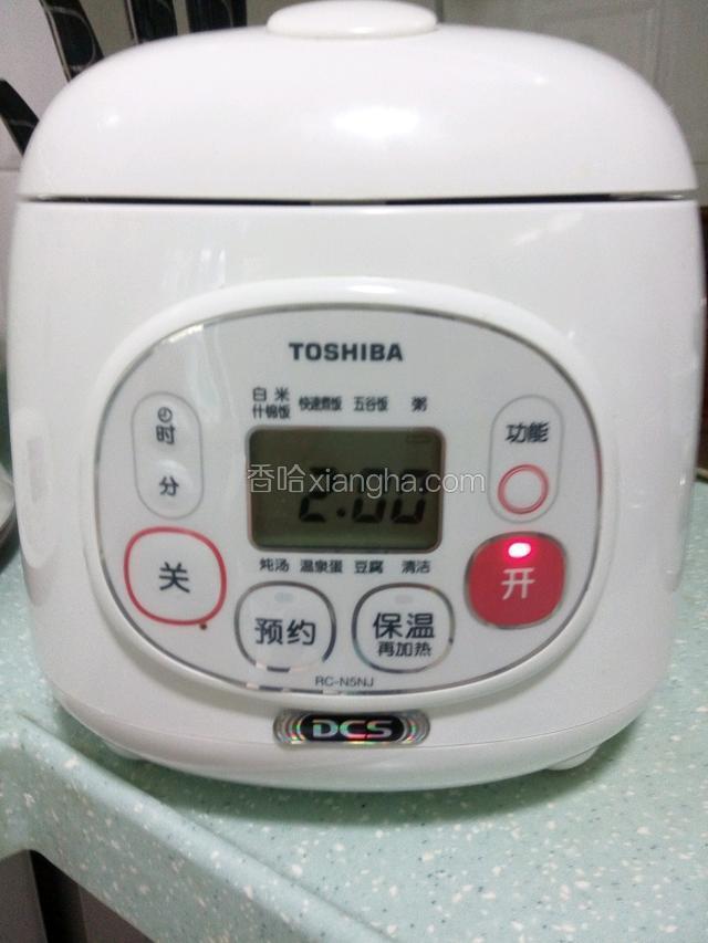 将所有食材放进电饭煲里，加上适量的水枸杞子后下，按上两个小时的档位～
