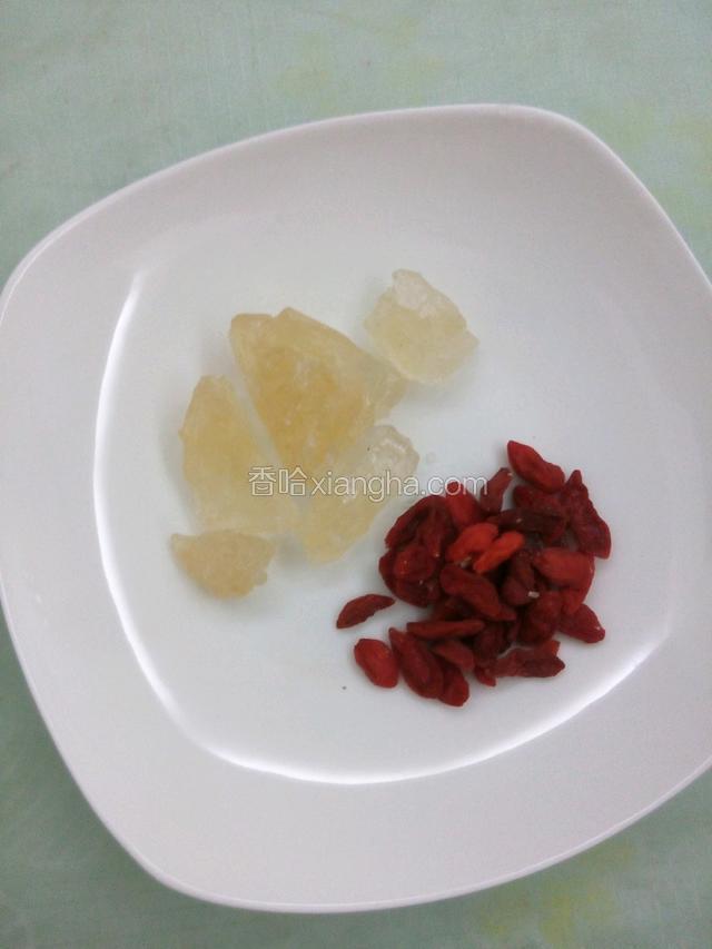 冰糖，枸杞子，后下煲二十分钟就可以啦！～