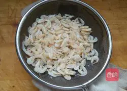 Illustration of how to make cornmeal batter cake 3