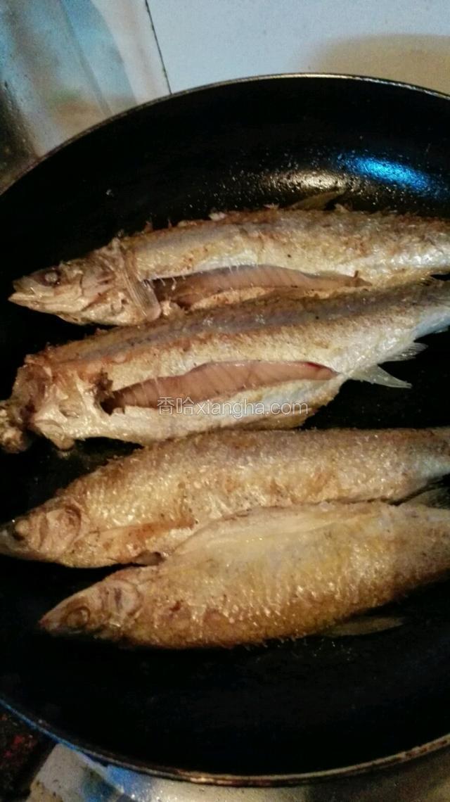 小火炸至鱼不粘锅就翻过来炸另外一面，