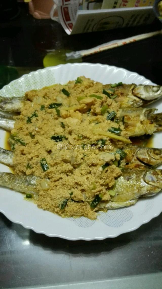 把提前煮熟的鱼蛋倒入煎炸好的鱼上面
