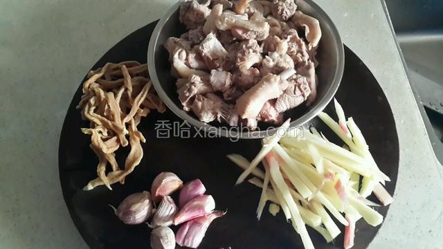 把鸭子焯水备用，子姜切丝，蒜头葱头拍开。