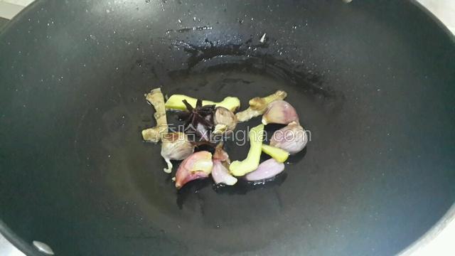 炒锅放少许油爆香蒜头葱头