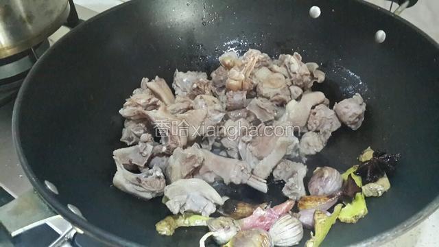 下鸭子小火翻炒