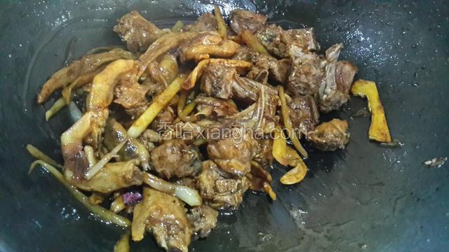 小火放入酱油，料酒翻炒均匀