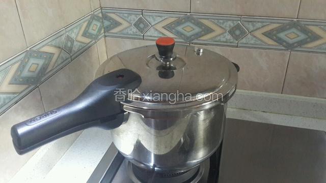 鸭肉翻炒均匀上色后移至高压锅，中小火压制10分钟。