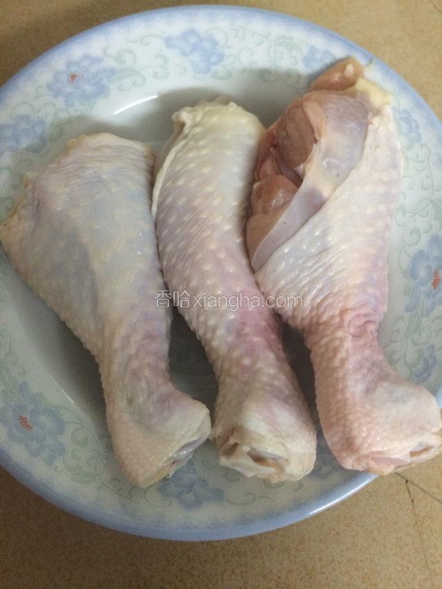 如图准备3个大鸡腿，洗干净泡水里半个小时，泡净血水