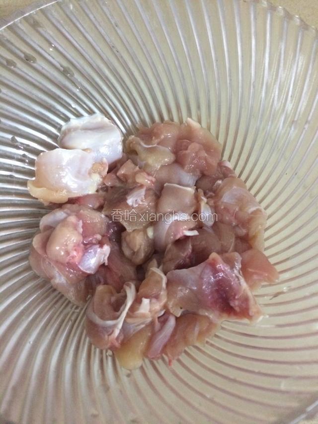如图改刀把鸡腿去骨去皮，切成鸡块，大小适中随意，