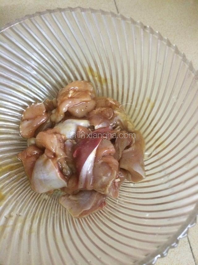 然后把鸡块加入适量得糖盐生抽蚝油半个蛋清和料酒胡椒粉进行腌制30分钟