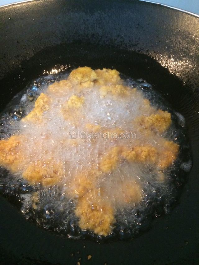 锅里擦干水分，倒入适量的油，大火烧至5成热调成中火，倒入裹好料的鸡块…