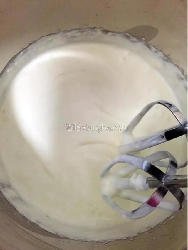 淡奶油加糖混合打至稠稠的奶昔状