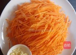 蒜香胡萝卜丝的做法图解1