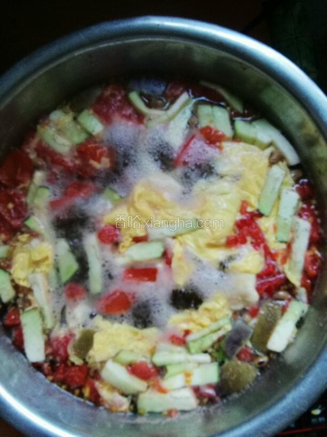水开后，放入茄子，西红柿。三分钟后，放入鸡蛋。