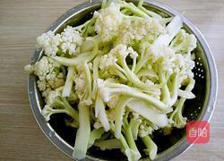 煸炒有机花菜的做法图解1