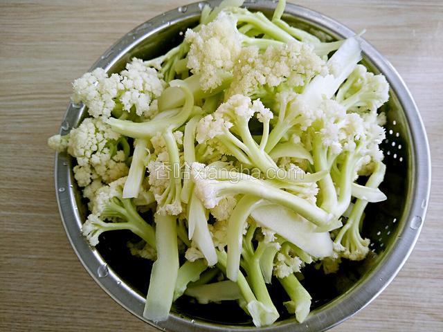 将花菜掰开一朵朵的然后用小刀划小块清洗干净后控水备用