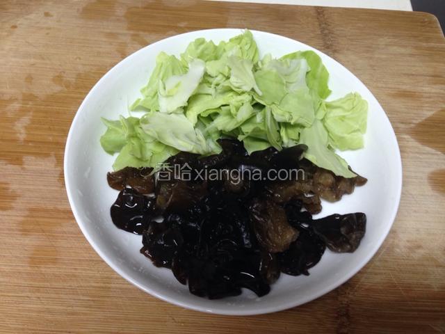 圆白菜撕成大块，黑木耳撕成大块