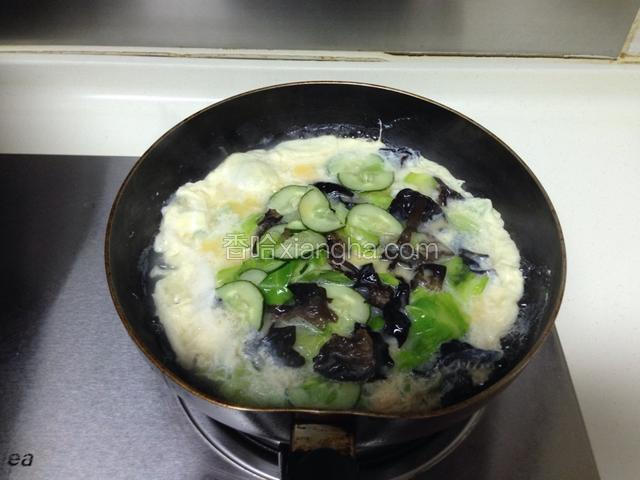 待食材慢慢成型，轻轻搅拌均匀