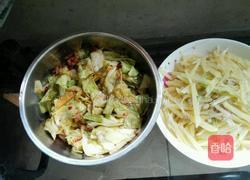 莲花白炒肉。土豆丝的做法图解4