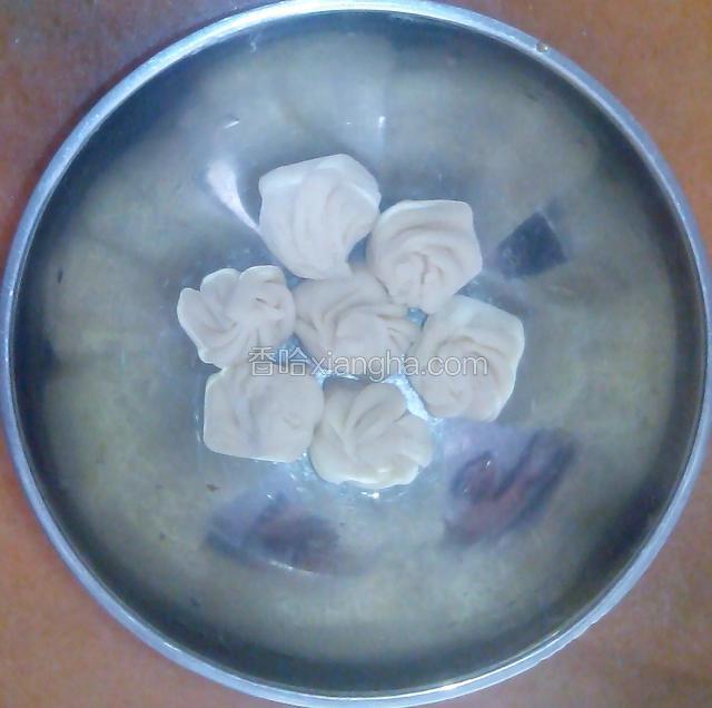 圆面皮包的苹果块，形似方形糖果。